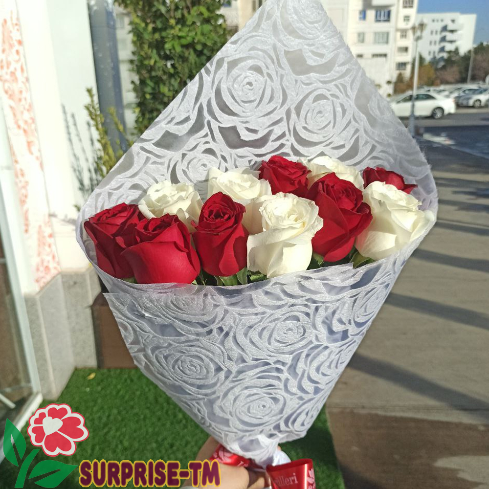 картинка Букет "Гульнар" из 11 красных и белых роз (Иран) от магазина Surprise-TM.com